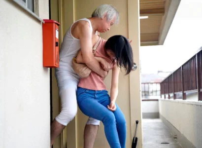 Cô vợ mới cưới bị bố chồng già xâm hại