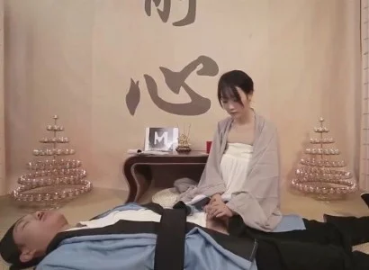 Nữ tu xinh đẹp đối diện với vị đạo sĩ bị thương