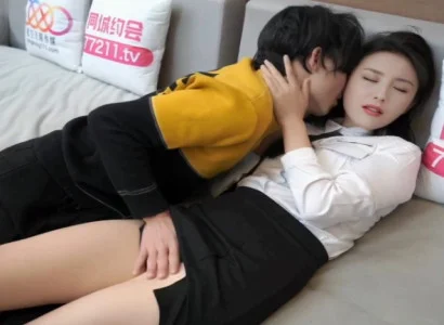Cô gái văn phòng xinh bí mật chịch với sếp vì tiền