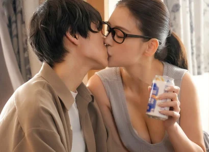 Anh chàng bị người yêu cắm sừng được chị hàng xóm quan tâm