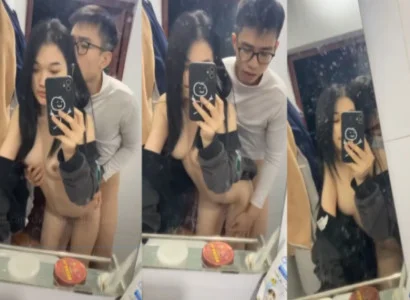 Hai sinh viên trẻ quan hệ với nhau trước gương