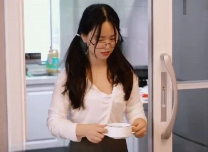 Chàng trai lái xe được người đàn ông trung niên chăm sóc