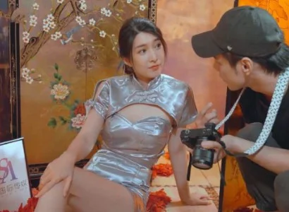 Anh thợ chụp ảnh đào hoa phang cô người mẫu xinh đẹp trong studio